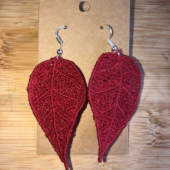 Embroidered lace leaf earrings - Picture 3 of 3
